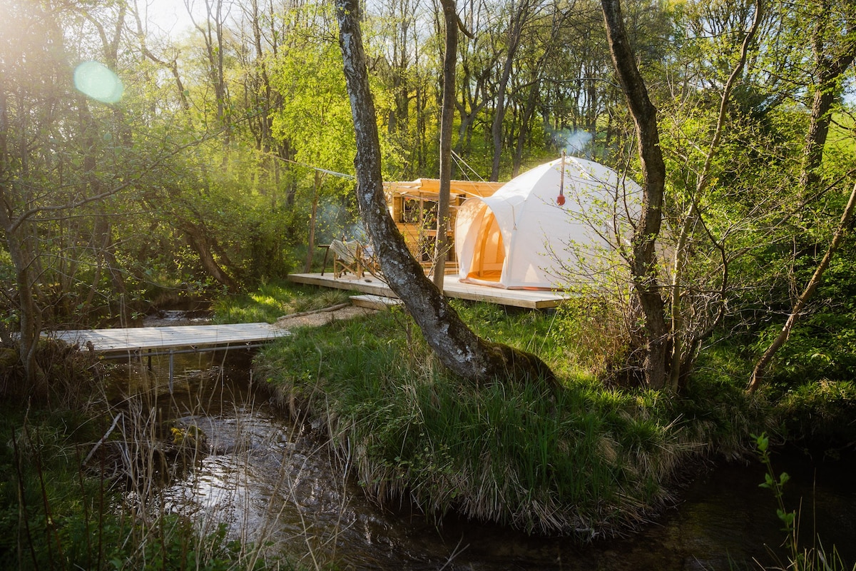 Luxury dome tent, on the Beck, private facilities.