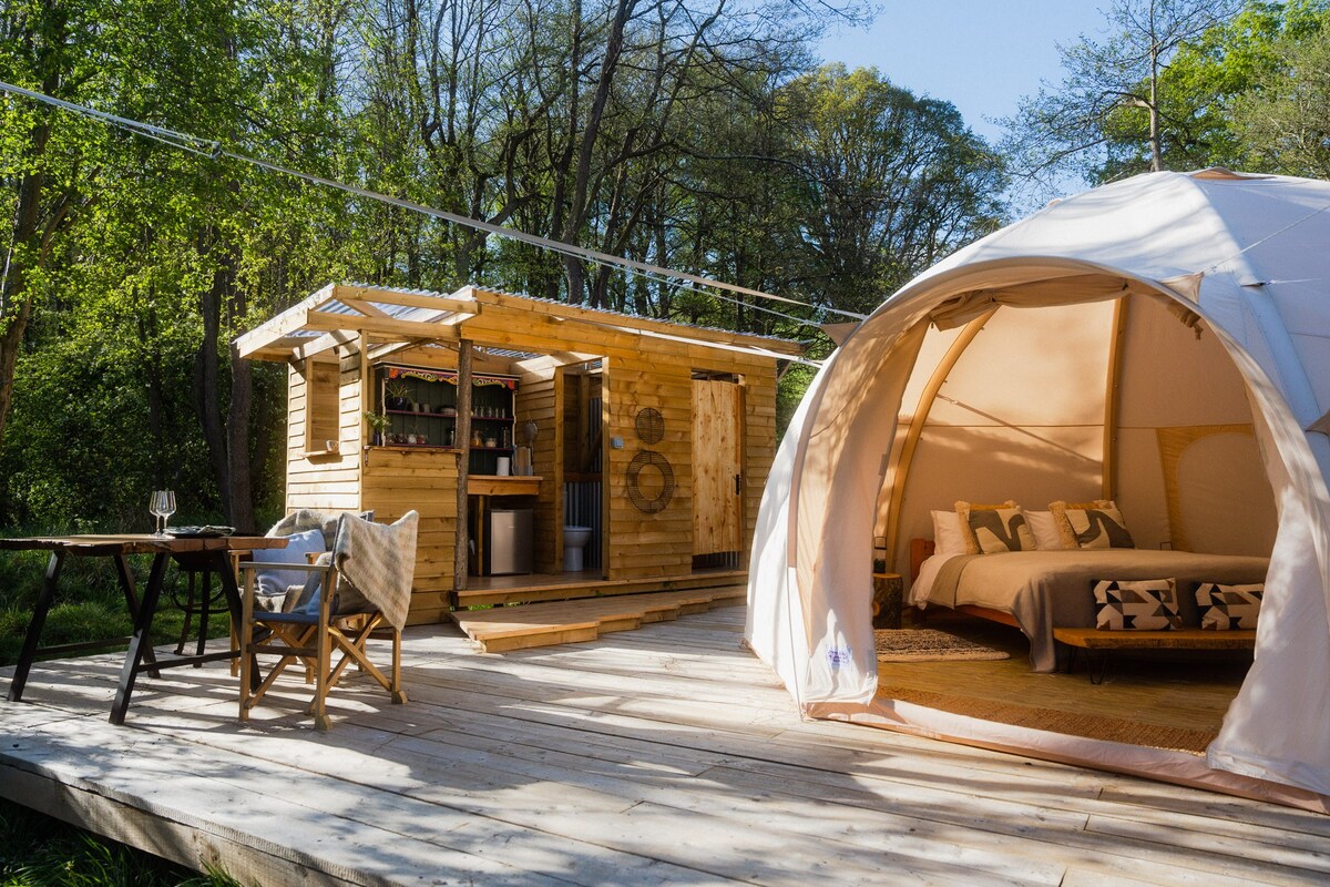 Luxury dome tent, on the Beck, private facilities.