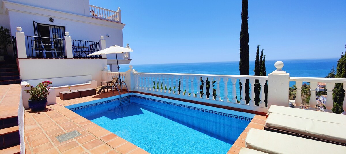 An amazing villa in the Urb. Punta Lara with priva