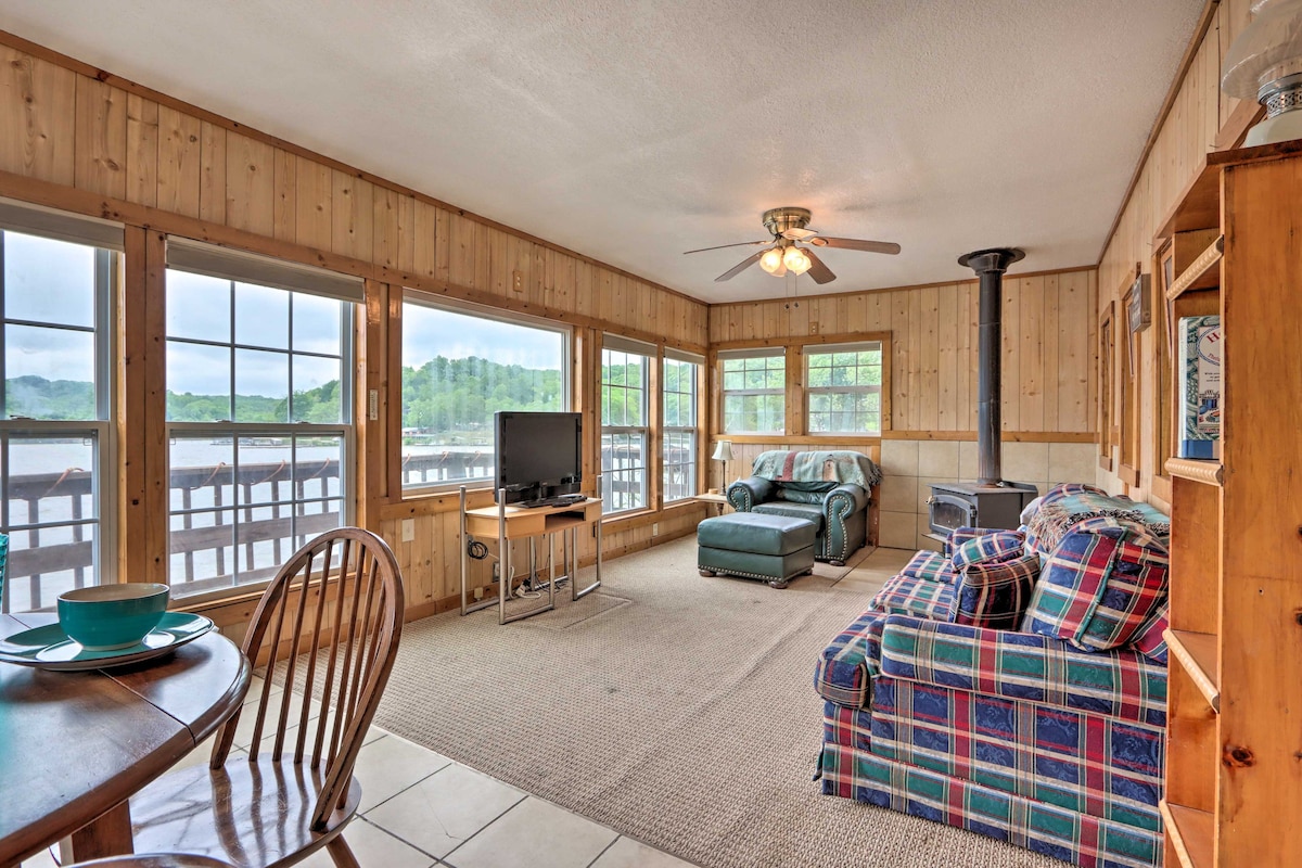 湖滨奥扎克小屋（ Lakefront Ozark Cottage ） ：带有顶码头的露台！