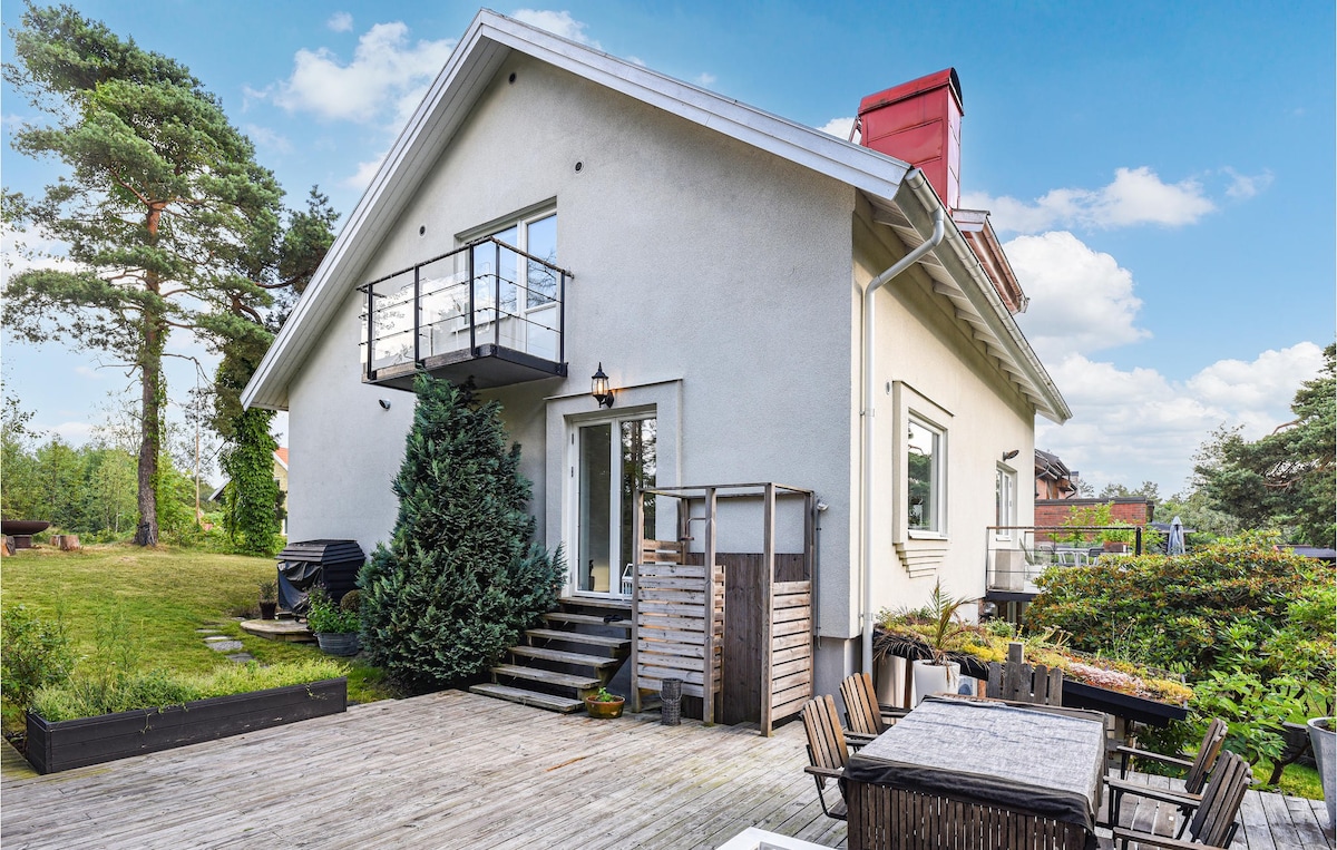 Beautiful home with 4 Bedrooms, Sauna and WiFi