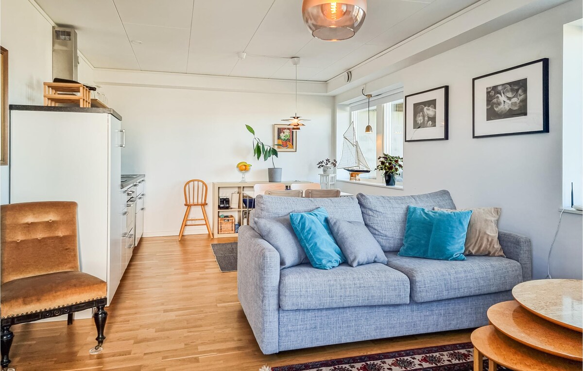位于skärhamn的漂亮公寓，可欣赏房屋海景