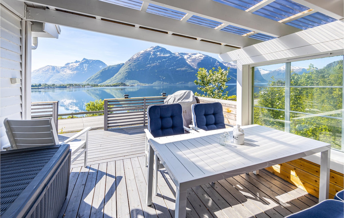 位于Isfjorden的漂亮房源，全景