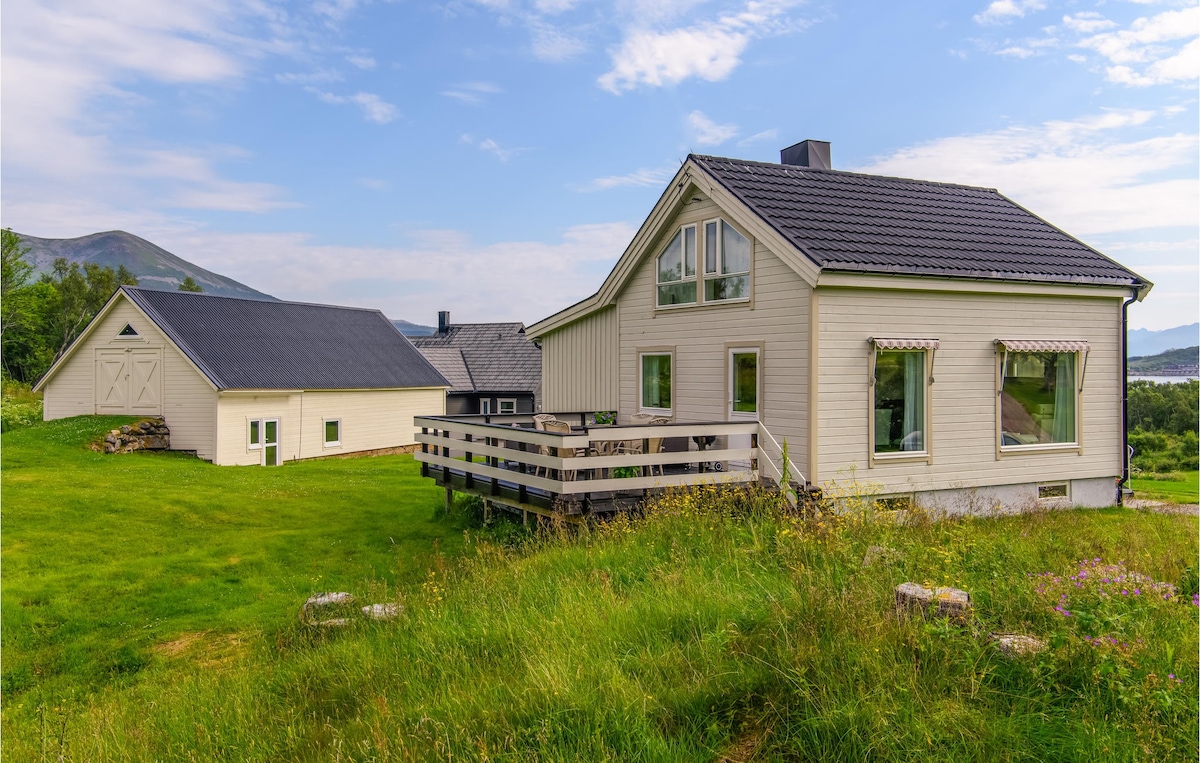Beautiful home in Stokmarknes with WiFi and s