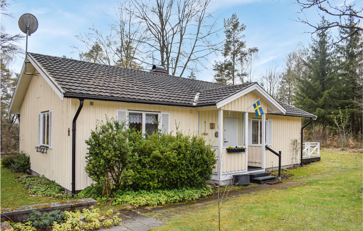 Beautiful home in Hyltebruk with lake view