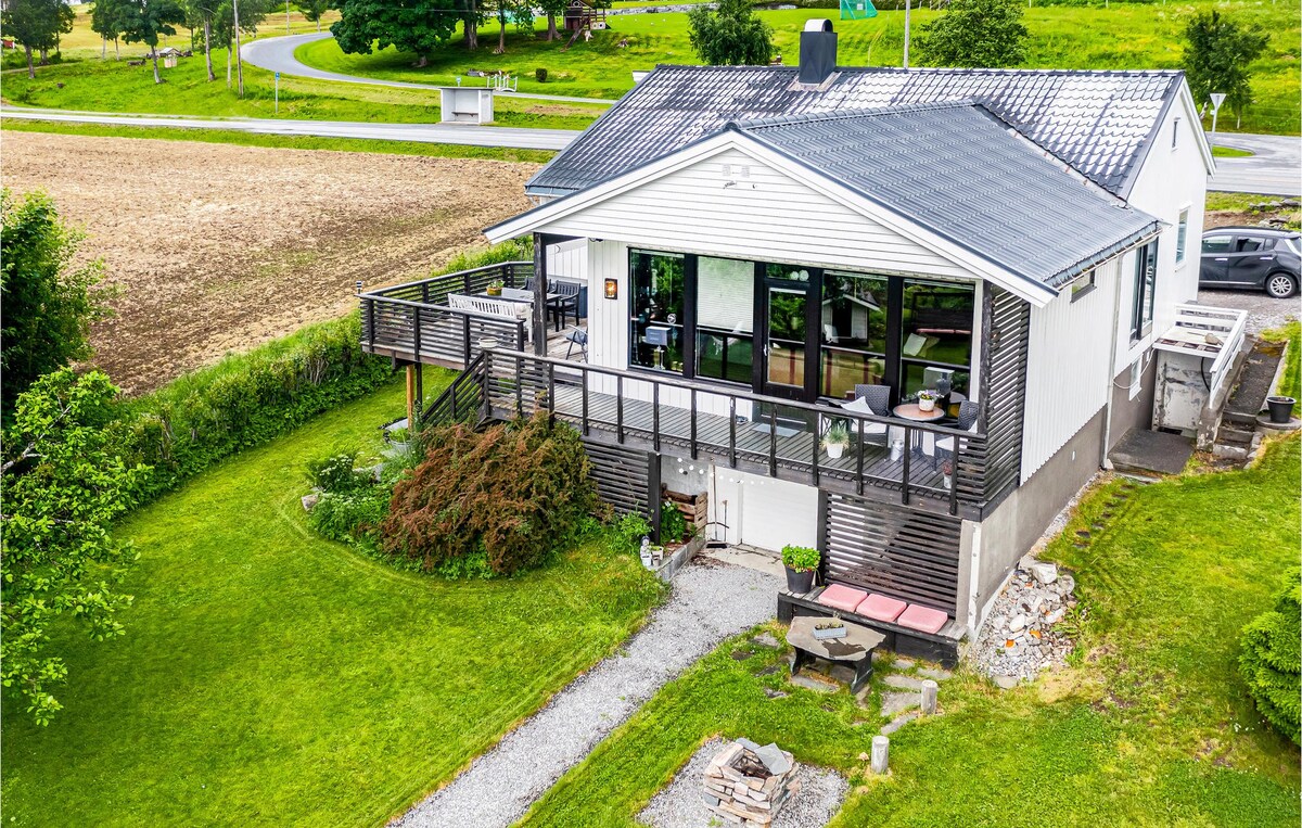 Gorgeous home in Vestnes with WiFi