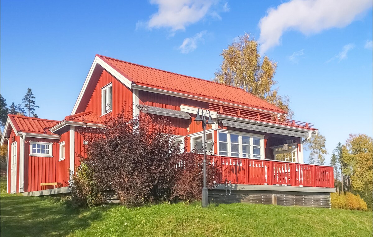 Stunning home in östervallskogs with kitchen