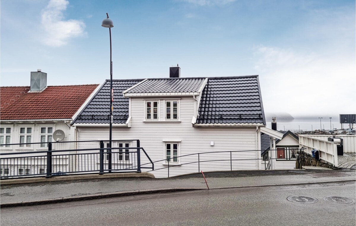 Beautiful home in Farsund with WiFi and 4 Bedrooms