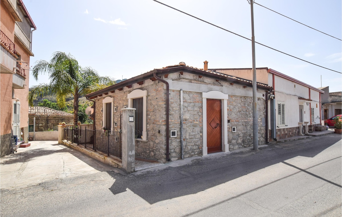 Awesome home in reggio calabria with WiFi