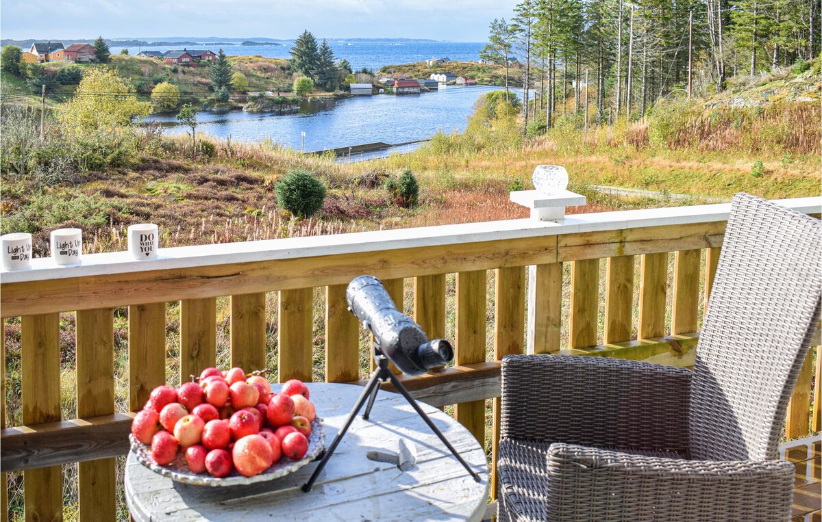 Awesome home in Bøvågen with 4 Bedrooms and WiFi
