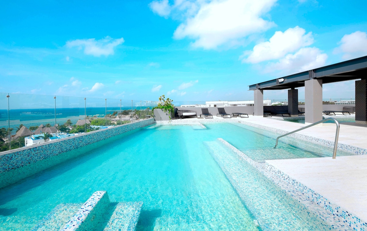 Tropical Paradise w/ Rooftop Pool