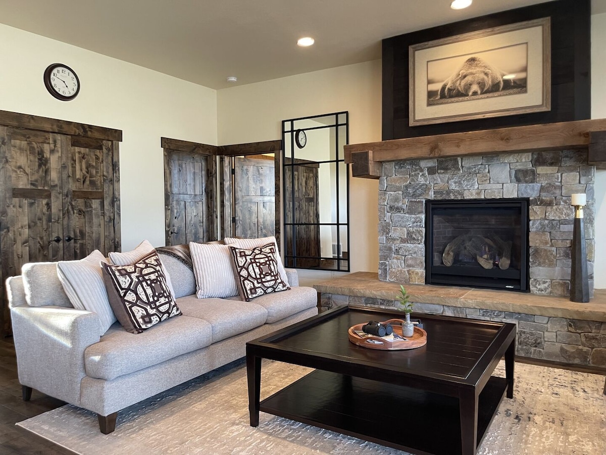Fireside Retreat - Beautiful Montana Home