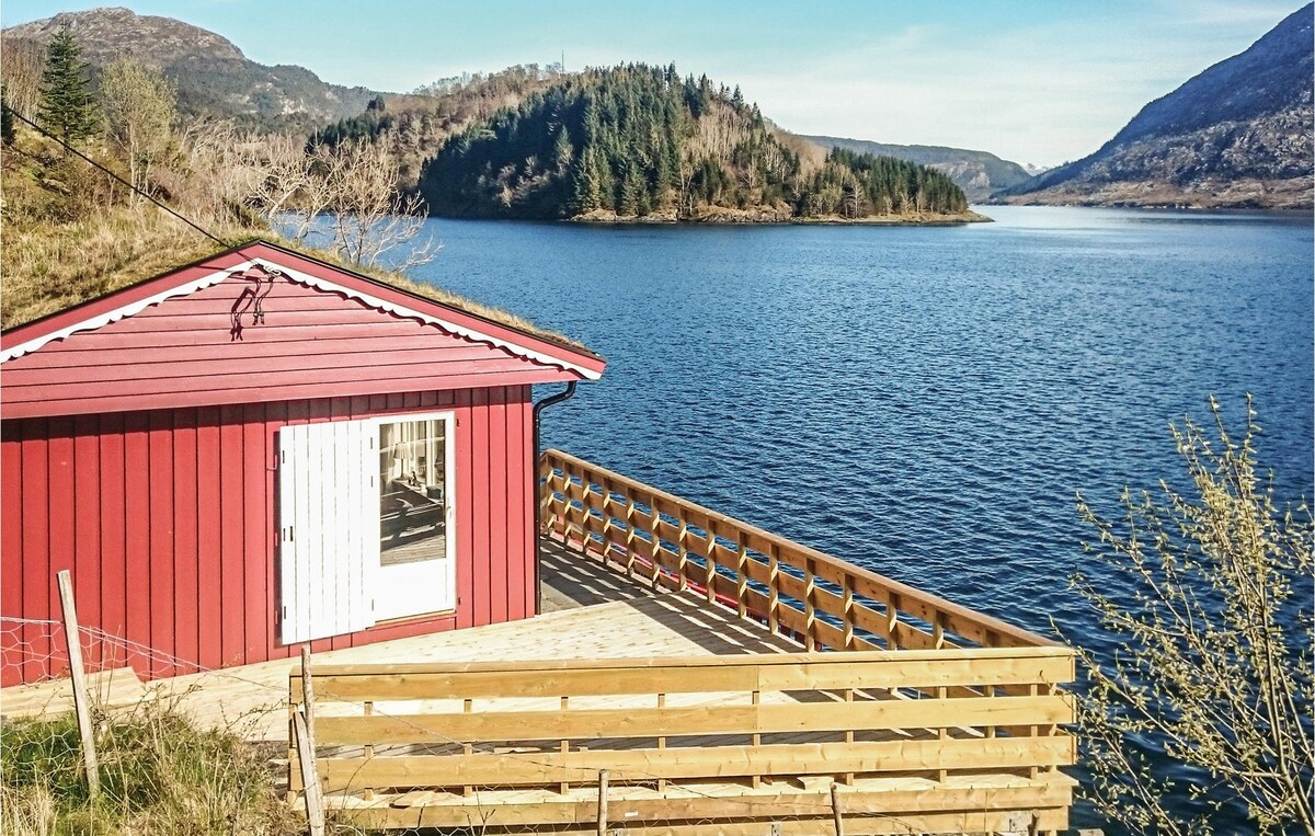 Cozy home in Hyllestad with kitchen