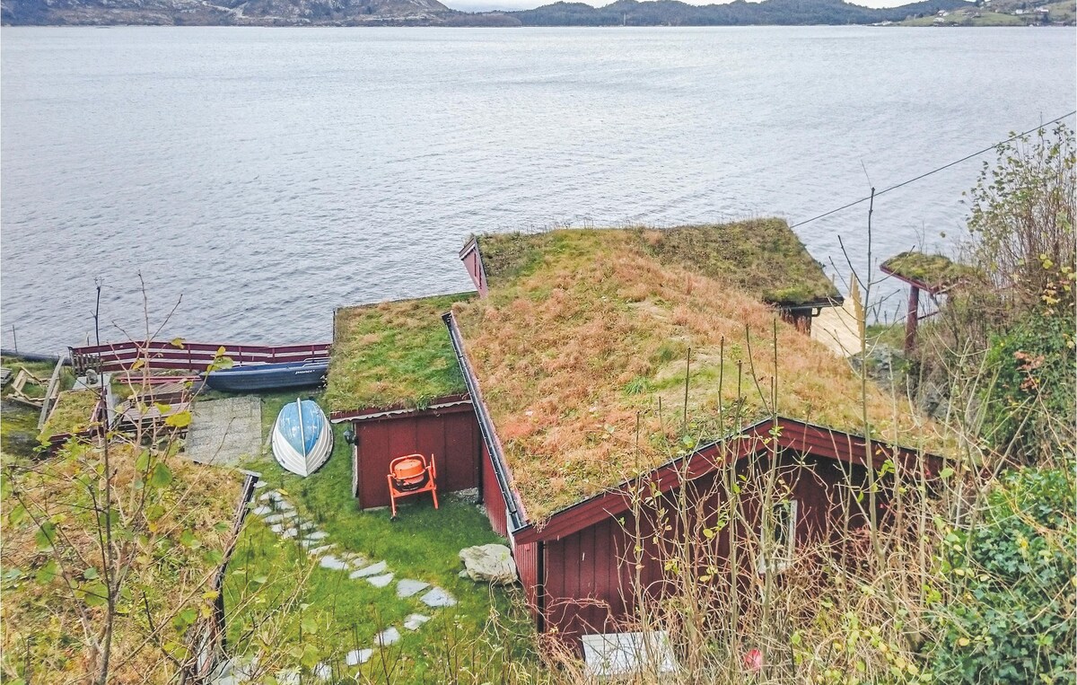 Cozy home in Hyllestad with kitchen