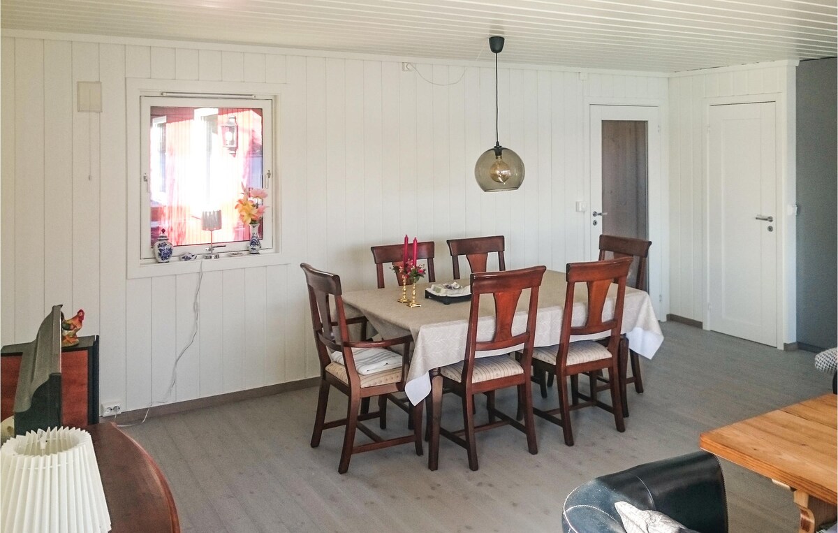 Cozy home in Hyllestad with kitchen