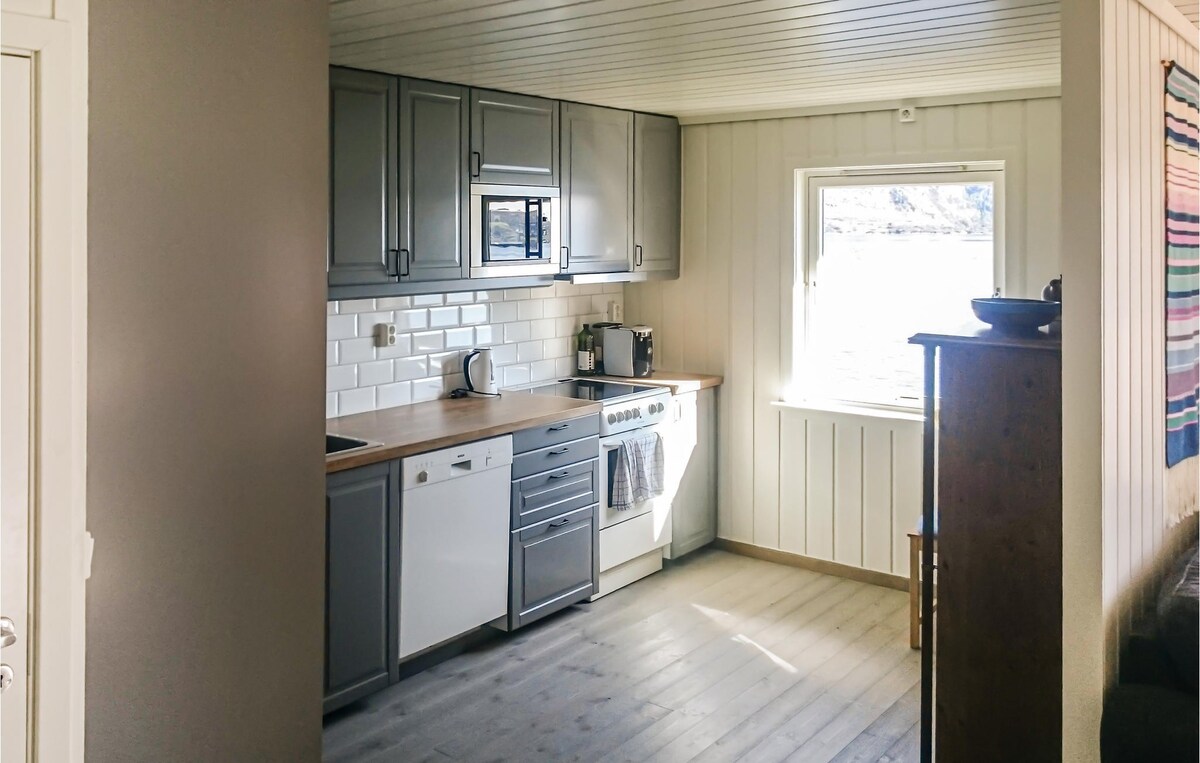 Cozy home in Hyllestad with kitchen