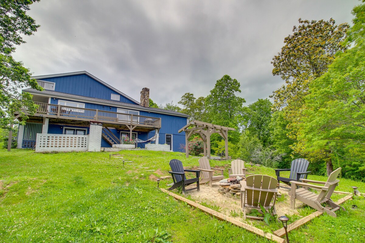 Epic, Pet-Friendly East Ellijay Escape w/ Hot Tub!