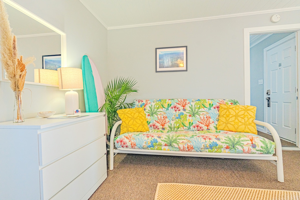 Charming! Oceanside King room w/ kitchen & futon