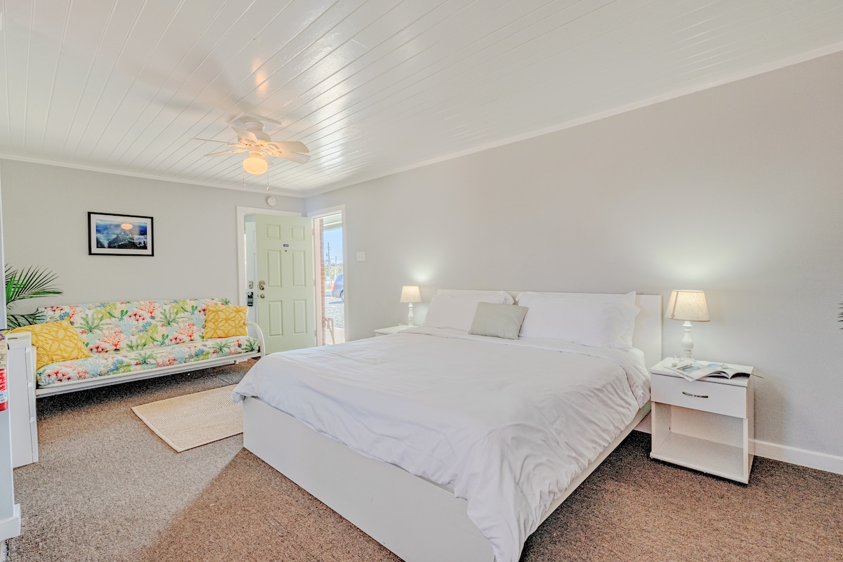 Charming! Oceanside King room w/ kitchen & futon