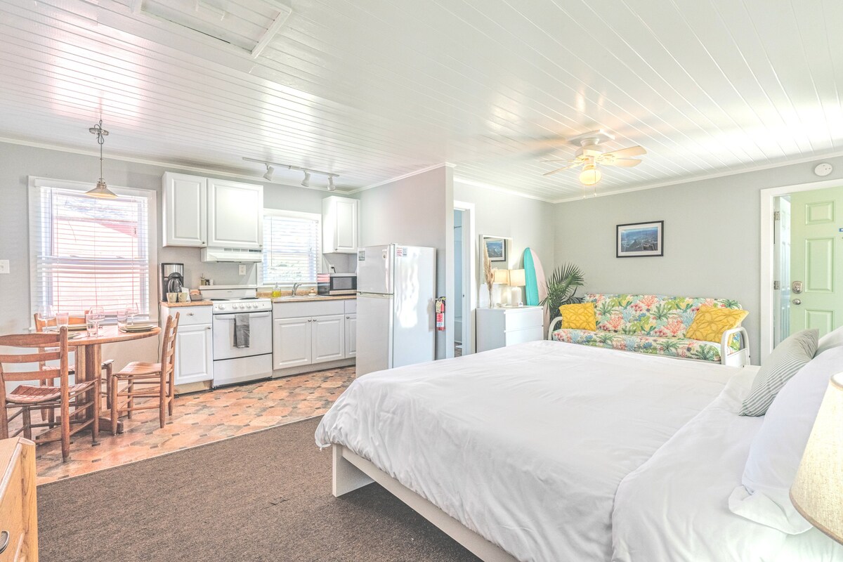 Charming! Oceanside King room w/ kitchen & futon