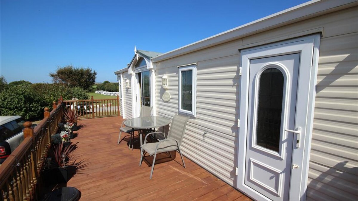 Sunshine Retreat, a self-catering unit located on a family run holiday park just outside of Wadebridge
