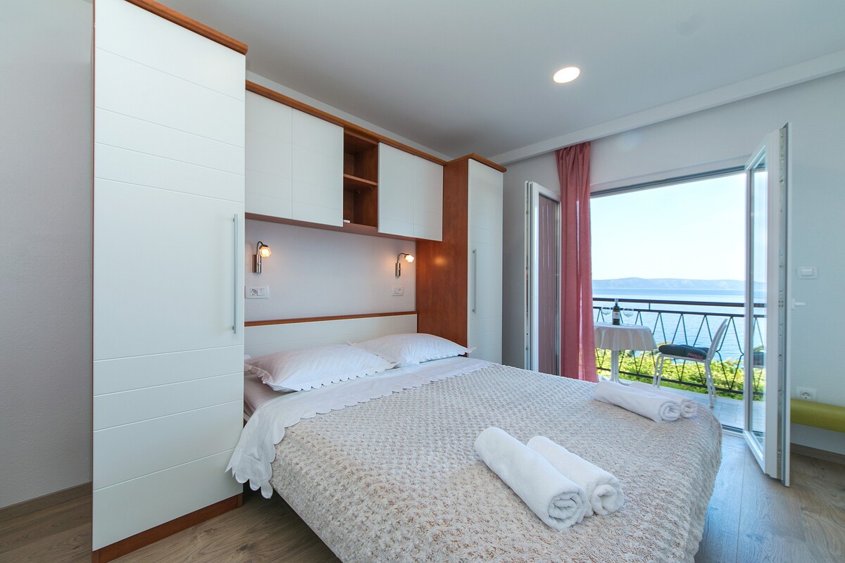 A-2614-e One bedroom apartment near beach Podgora,