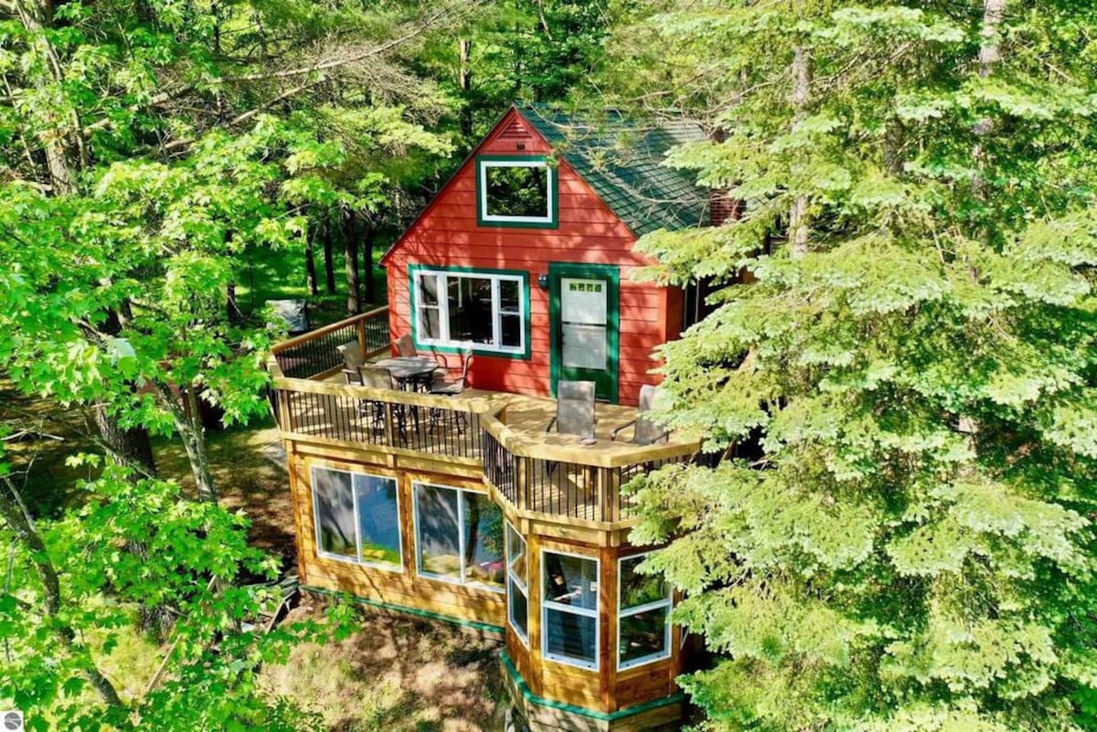 Secluded Riverfront Cottage | Sauna, Fire & Kayaks