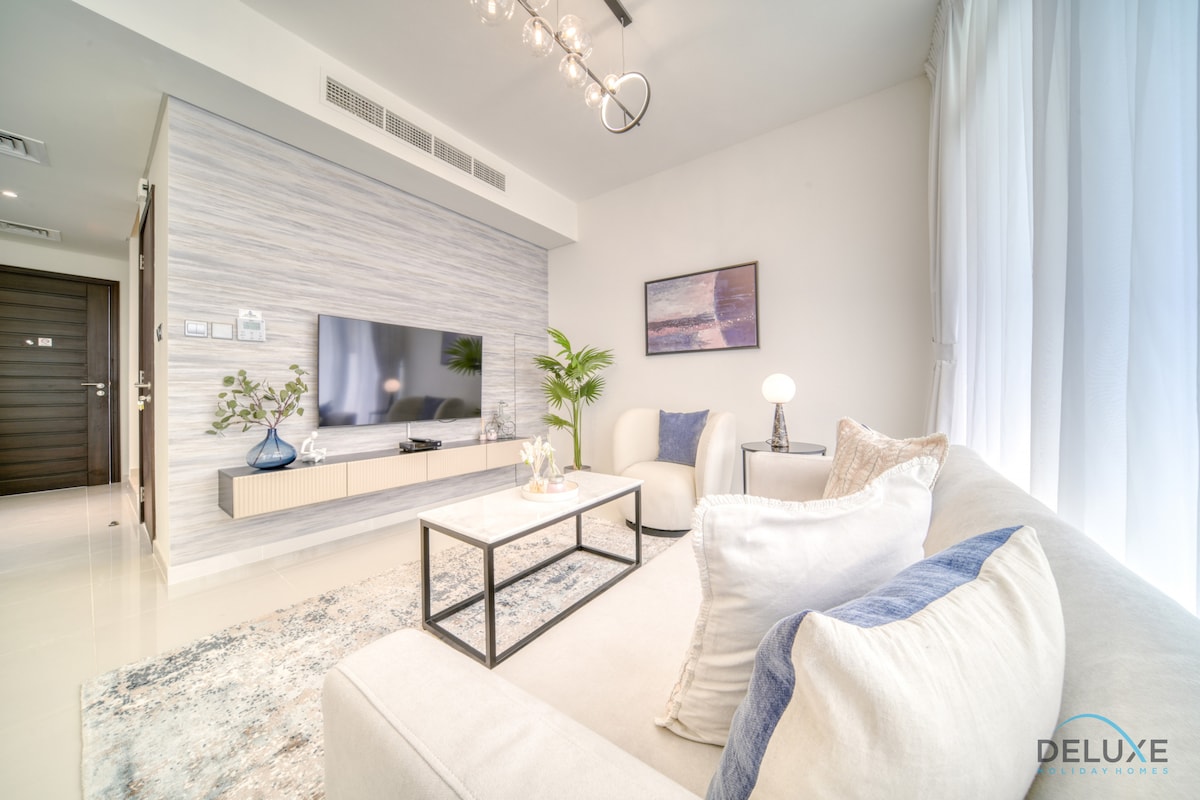 Cheerful 3BR Townhouse at DAMAC Hills 2, Dubailand