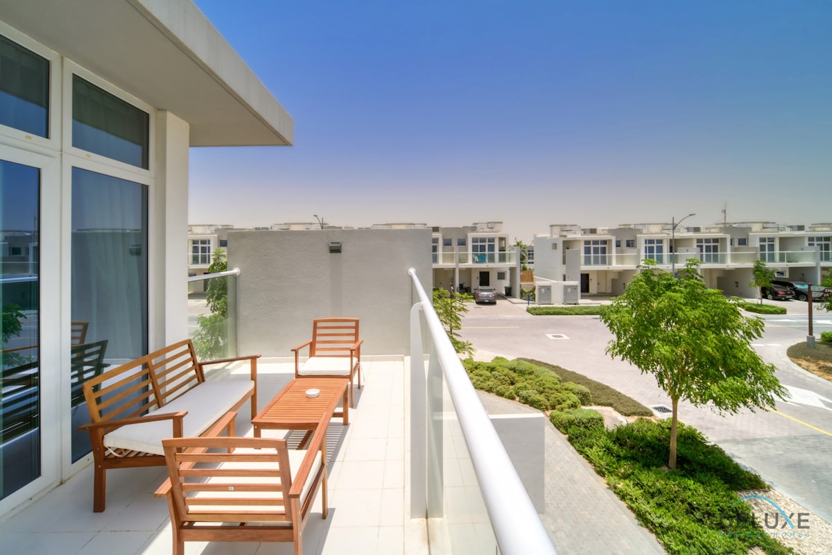 Cheerful 3BR Townhouse at DAMAC Hills 2, Dubailand