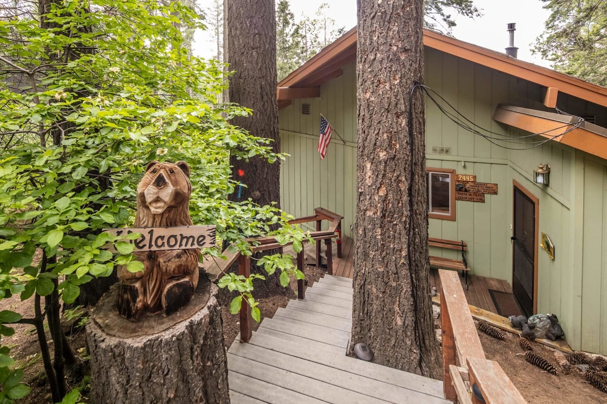 优胜美地（ Yosemite ）内保证入口。小熊小屋