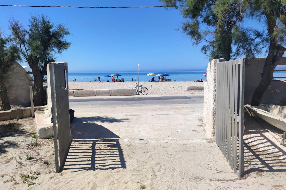 Villino Tonnarella, beach front with garden