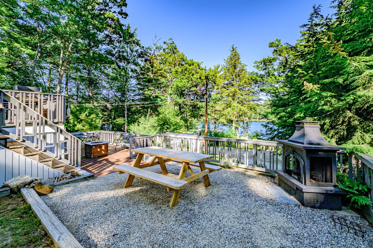 3BR Lakefront w. beach, kayaks, and 3 fire pits!