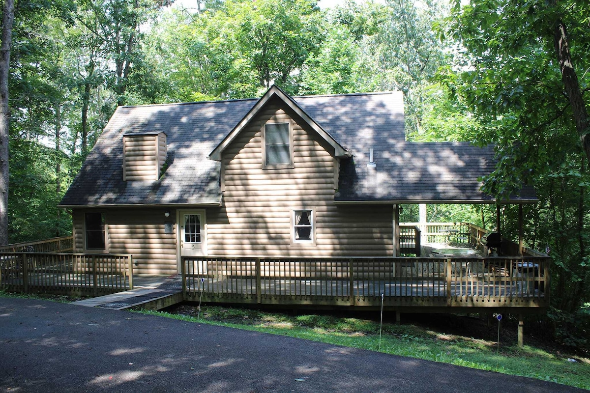 Lazy Lane Cabins - Tree-Top Chalet