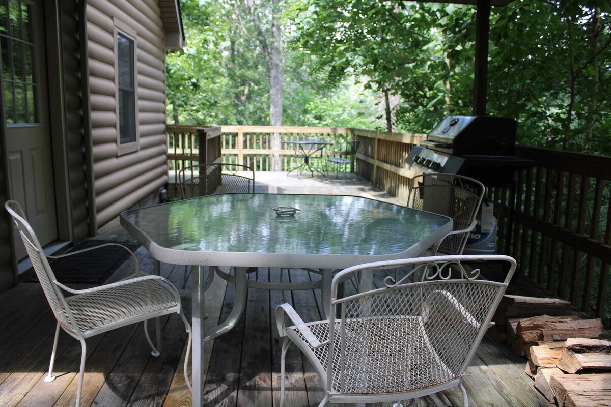 Lazy Lane Cabins - Tree-Top Chalet