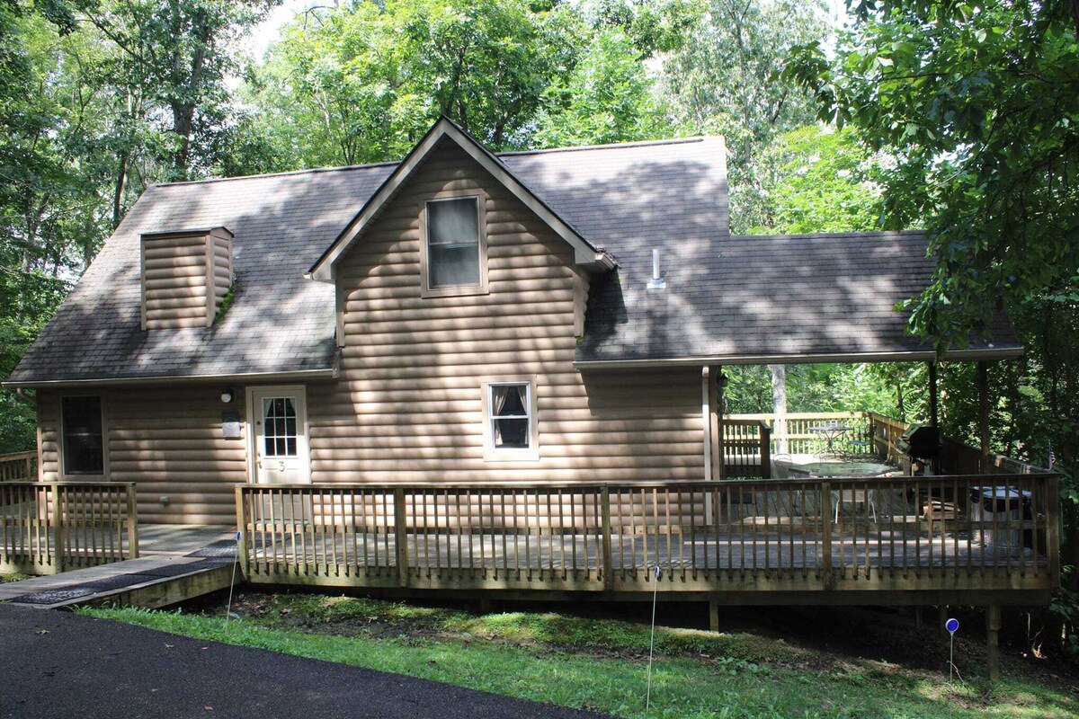 Lazy Lane Cabins - Tree-Top Chalet