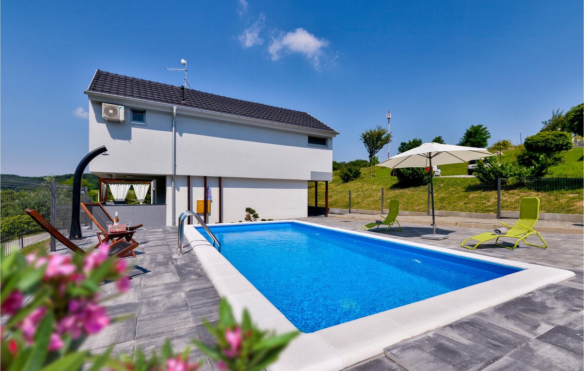 Beautiful home with s, WiFi and Outdoor swimming