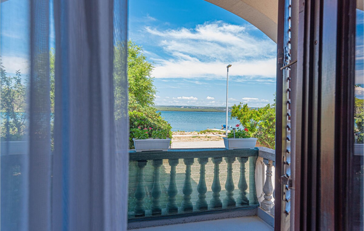 Awesome apartment in Raslina with house sea view