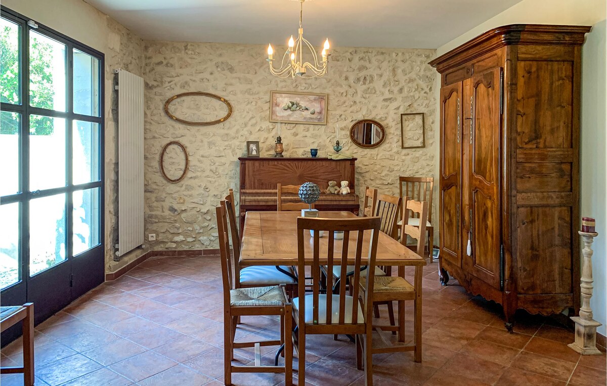 Beautiful home in Rognonas with kitchen