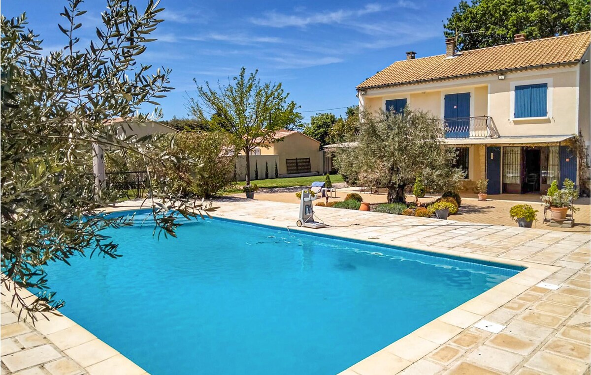 Home in Carpentras with outdoor swimming pool