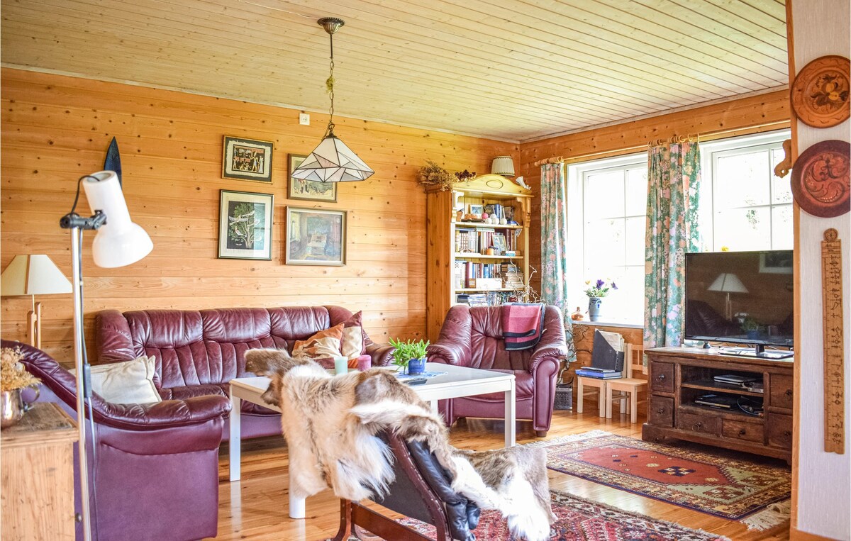 Awesome home in Lonevåg with 4 Bedrooms and WiFi