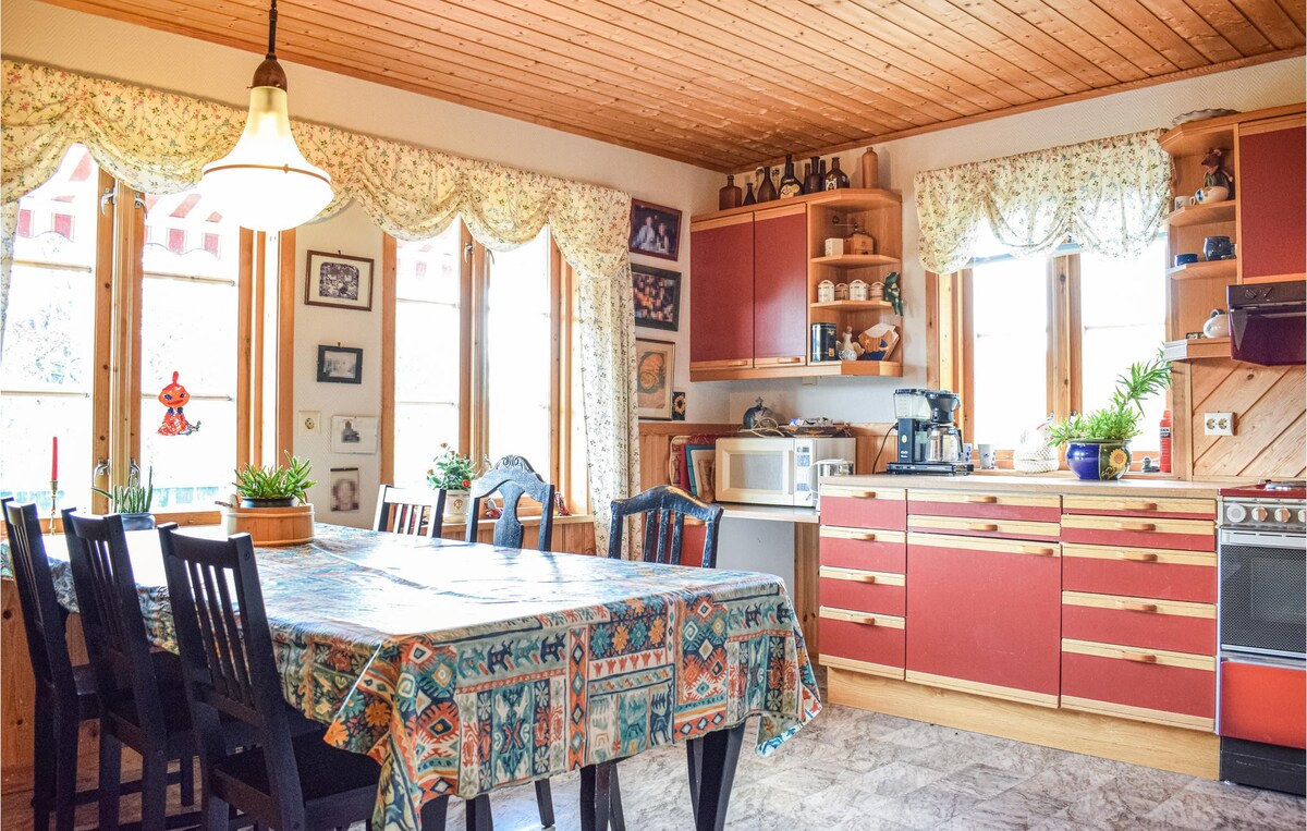 Awesome home in Lonevåg with 4 Bedrooms and WiFi