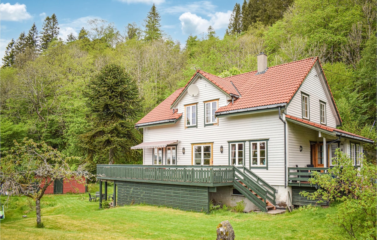 Awesome home in Lonevåg with 4 Bedrooms and WiFi