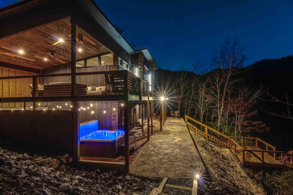 Modern Mountain Villa on pristine Nantahala Lake