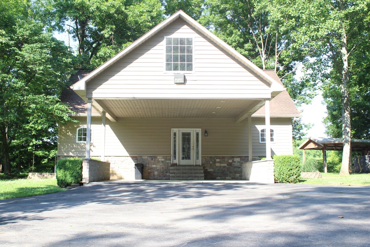 Twin Canoes Lodge. Kayaks Canoes HotTub 6 Acres.