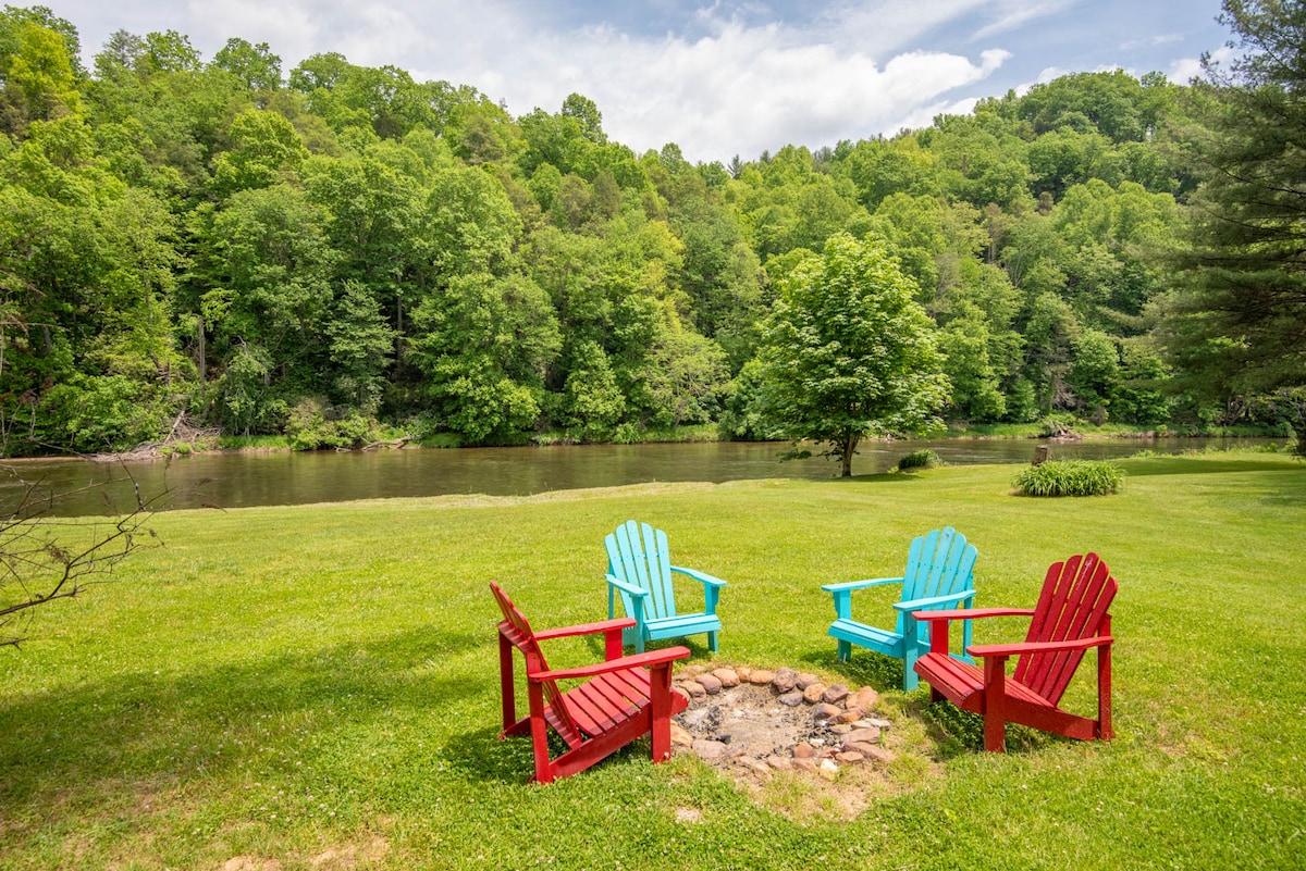 Riverfront Playhouse! New River + Games + Fire Pit