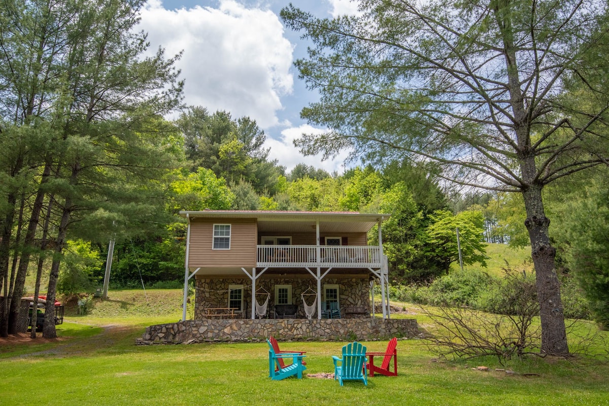 Riverfront Playhouse! New River + Games + Fire Pit