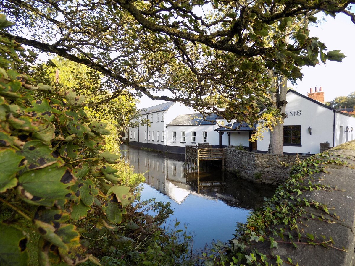 Deluxe Double Ensuite with Bath and River view at