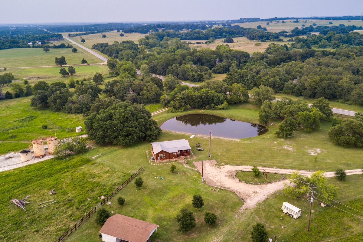 La Grange Cabin on Acreage: Close to Wineries