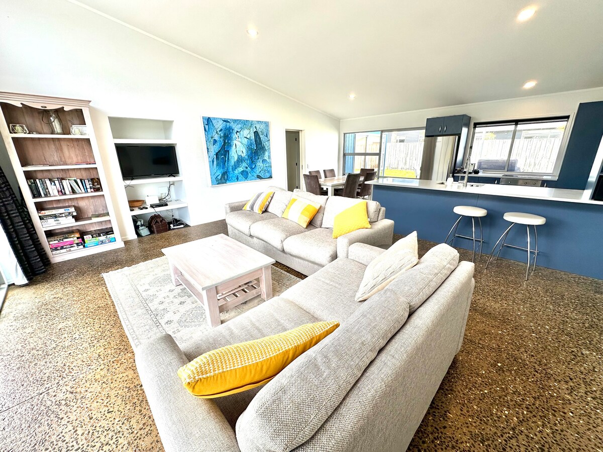 Sands Beach House - Matarangi Holiday Home