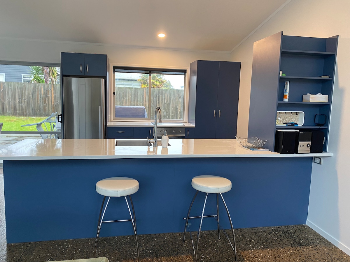 Sands Beach House - Matarangi Holiday Home